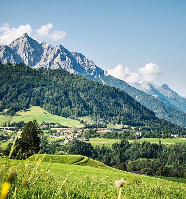 Sepp-und-Hannis-Sommer-Landschaft-Panormablick-Serles-Urlaub-Stubaital